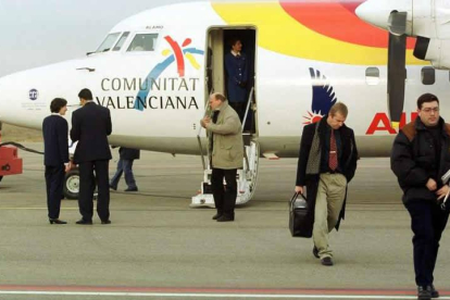 Imagen de los primeros pasajeros de la ruta a Madrid, que se estrenó el 29 de noviembre de 1999, doce años después finaliza.