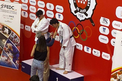 Hugo Fidalgo en lo más alto del podio recibiendo la medalla de Campeón de España de la FEDC. DL