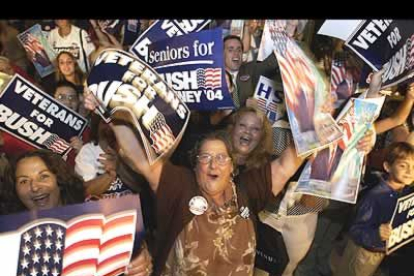 En Miami, los simpatizantes republicanos de la comunidad hispana, eligieron un hotel para aguardar por los resultados, después de conocerse la victoria de Bush en el estado clave de Florida.