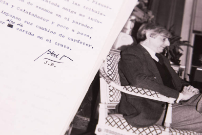 Fotografía de Juan Benet y un texto mecanografiado y firmado por él que forman parte del legado adquirido por la Biblioteca Nacional. BNE