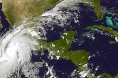 El ciclón Patricia, en una fotografía satelital de esta mañana, ya prácticamente sobre territorio mexicano.
