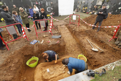 Exhumación de los restos de un represaliado en el cementerio de Fuentesnuevas. L. DE LA MATA