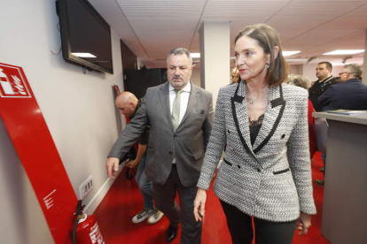 La ministra Reyes Maroto, a su llegada a la sede de la Ciuden en Ponferrada, acompañada de Eduardo Morán. L. DE LA MATA