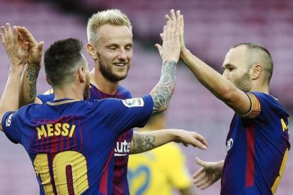 Rakitic e Iniesta felicitan a Messi tras uno de sus goles al Las Palmas.