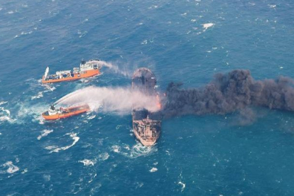 Un equipo realiza labores de extinción del incendio en el petrolero iraní Sanchi tras su colisión con el mercante CF Crystal, de bandera hongkonesa. MINISTERIO DE TRANSPORTES DE CHINA