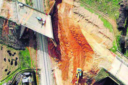 El transcurso de las obras realizadas para reconstruir la pasarela de la N-120a que salva las vías del tren. DL