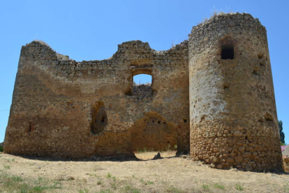 Imagen del castillo del Alcuetas, situado en la parte de la localidad perteneciente al municipio de Villabraz. MEDINA