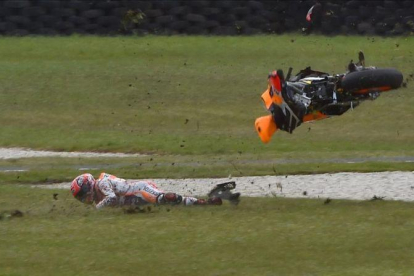 Espectacular caída de Marc Márquez en los entrenamientos del GP de Australia del 2016.