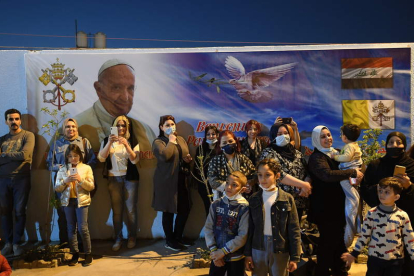 El público se arremolinó ante la  iglesia de San José de Bagdad para ver a Francisco. ALESSANDRO DI MEO