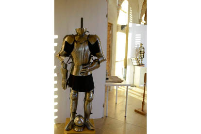 Una armadura mostrada en la exposición 'Dominus belli', de Sahagún. ACACIO DÍAZ        .
