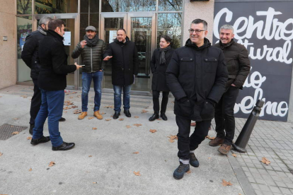 Integrantes de diversos colectivos políticos y sociales del Bierzo, ayer en Ponferrada a la salida de la reunión de la Mesa. ANA F. BARREDO