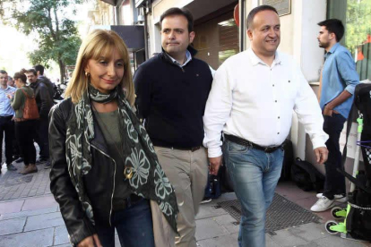 Eugenia Gancedo, Tino Rodríguez y Gerardo Álvarez Courel  dirigiéndose ayer , a la sede del PSOE en la calle Ferraz.