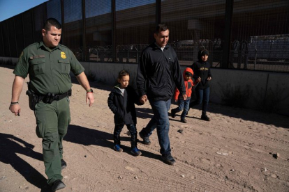 Una familia de inmigrantes detenida por la Patrulla Froteriza de los EEUU.