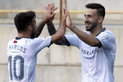 Sergio Marcos celebra con el delantero y goleador Dioni Villalba la goleada de la Cultural frente al Burgos CF en el Reino de León. MARCIANO PÉREZ