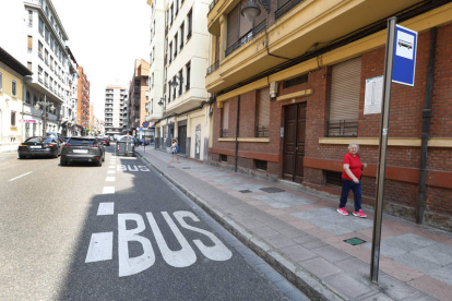Los viajeros se trasbordarán en la parada del bus urbano. RAMIRO