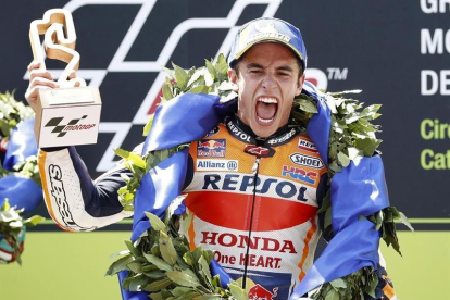 El piloto español de MotoGP,Marc Márquez, del equipo Repsol Honda, celebra en el podio su victoria en la carrera del Gran Premio de Cataluña de Motociclismo que se ha disputado este domingo en el Circuito de Barcelona-Cataluña.