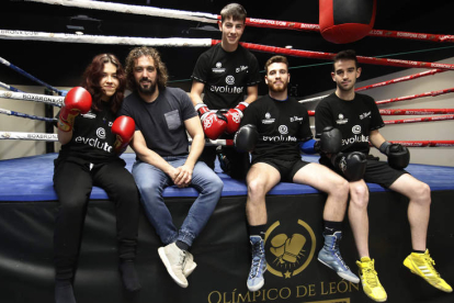 El entrenador y exboxeador Jonathan Rodríguez con su grupo de jóvenes pugilistas que tienen un futuro esperanzador en el noble deporte de las doce cuerdas. RAMIRO