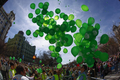 Manifestantes sueltan globos verdes. RODRIGO JIMÉNEZ