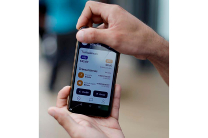Vista de un móvil con una aplicación con la que se realizan transacciones con bitcoins. rodrigo sura