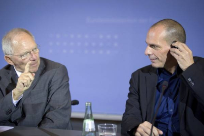 El ministro de Finanzas griego, Yanis Varufakis (derecha), y su homólogo alemán, Wolfgang Schäuble.