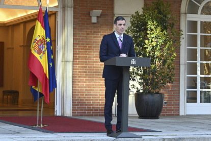 Pedro Sánchez, durante la declaración institucional que ha realizado en el Complejo de la Moncloa este lunes. BORJA PUIG DE LA BELLACASA