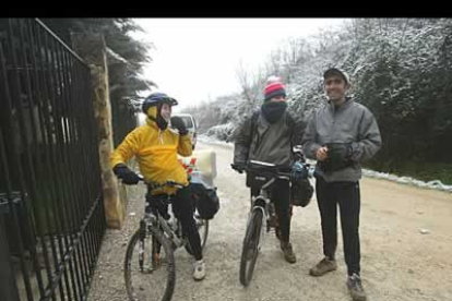 El atleta berciano intercambia impresiones y experiencias con este grupo de ciclistas cerca ya de Logroño.