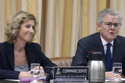 Ana María Martínez-Pina y Sebastián Albella, vicepresidenta y presidente de la CNMV, en la Comisión de Economía del Congreso el pasado noviembre.