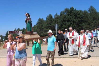 El santo en procesión por la Cruz de Ferro. M. MACÍAS