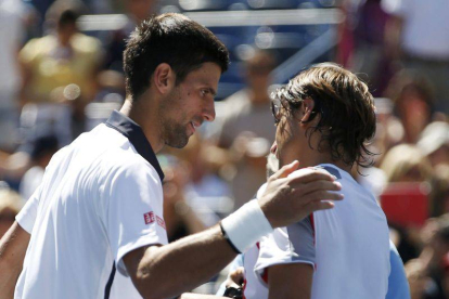 Djokovic se saluda con Ferrer tras el partido de semifinales disputado entre ambos,