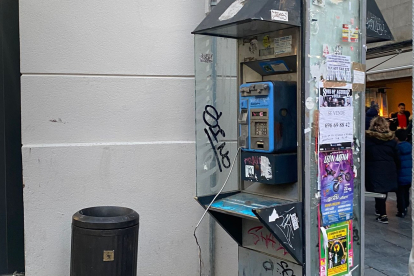 Imagen de una cabina telefónica de la calle Ancha. DL