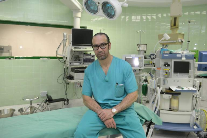 Antonio Rodríguez es el traumatólogo que acaba de realizar el primer tratamiento con células madre en León en una paciente de 51 años