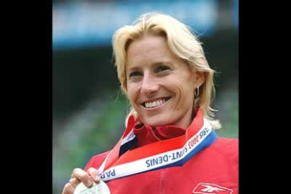 España consiguió cinco medallas en los mundiales de atletismo de París, aunque ninguna  de oro. Una de las más meritorias y sufridas fue la emocionante plata de Marta Domínguez en los 5.000 m.