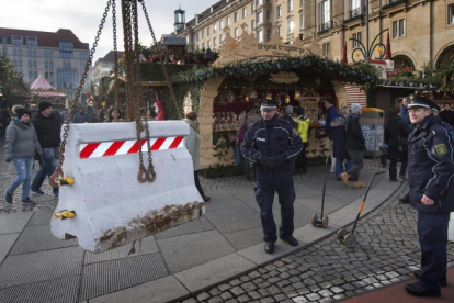Barreras de hormigón para proteger un mercadillo navideño en Dresde.