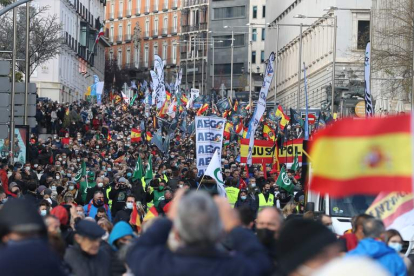 Miles de policías se manifestaron ayer por Madrid apoyados por PP, Vox y Cs. J.J.GUILLEN