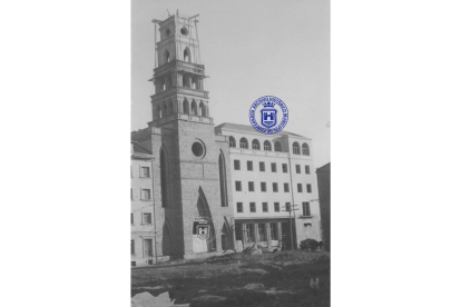 Campanario en construcción de la iglesia de San Ignacio a finales de los años 40. COLECCIÓN PARTICULAR-REDES SOCIALES DE LA BIBLIOTECA MUNICIPAL
