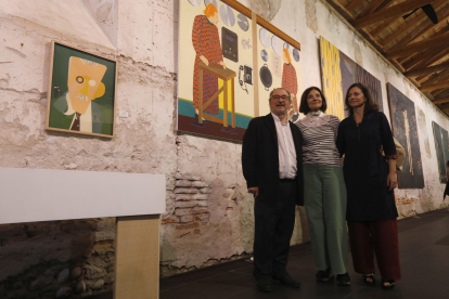 Luis García, director de Arte del ILC, Isabel Azcárate, viuda de Arroyo, y Ana Azcárate. FERNANDO OTERO