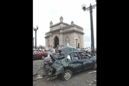 Las explosiones se produjeron en los alrededores de la Puerta de India, monumento simbólico de la ciudad, y en el bazar Zaveri, próximo al templo hindú Mumbadevi.