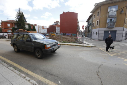 El corte por la zanja abierta en la calle La Palomera llegará ahora hasta el cruce con San Mauricio. RAMIRO