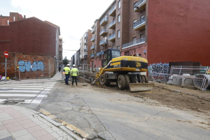 El corte por la zanja abierta en la calle La Palomera llegará ahora hasta el cruce con San Mauricio. RAMIRO