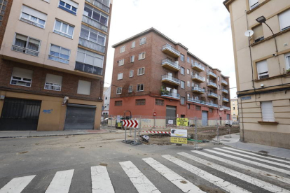 El corte por la zanja abierta en la calle La Palomera llegará ahora hasta el cruce con San Mauricio. RAMIRO