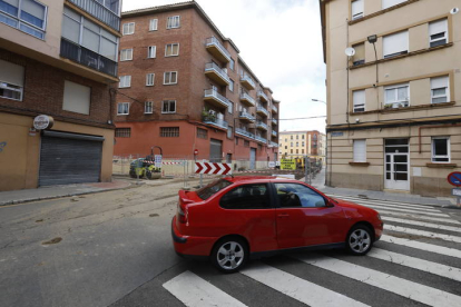 El corte por la zanja abierta en la calle La Palomera llegará ahora hasta el cruce con San Mauricio. RAMIRO