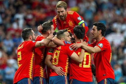 Los jugadores españoles celebraron el triunfo sobre Suecia que les acerca a la Eurocopa. RODRIGO JIMÉNEZ