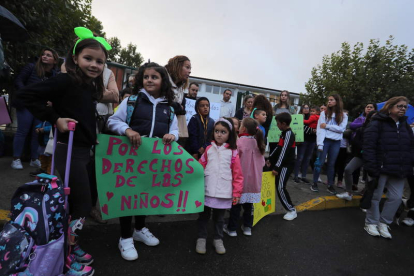 Protesta delante del colegio del pasado lunes. ANA F. BARREDO
