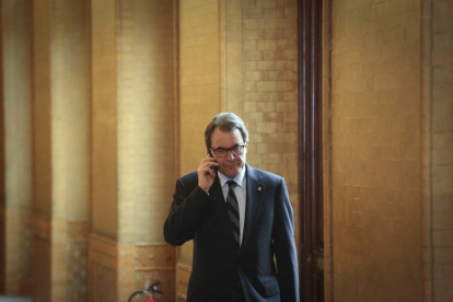 Artur Mas habla por teléfono, el miércoles, en los pasillos del Parlament.