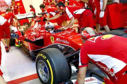 Sebastian Vettel en su parada en boxes durante el Gran Premio de Singapur.