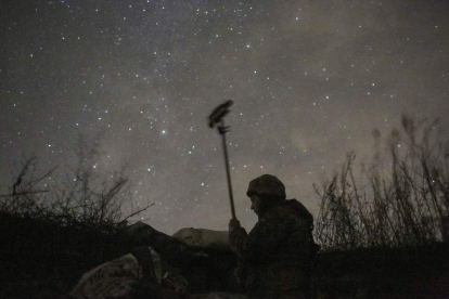 Imagen de un soldado en una trinchera. ANATOLI STEPANOV