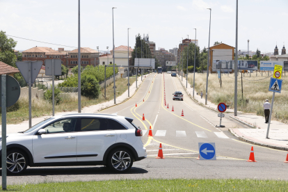 Obras para pintar la ciclovía en la carretera de Asturias. RAMIRO