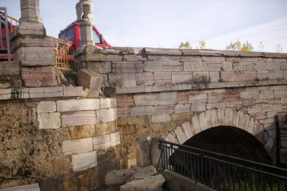 Los vecinos también demandan el arreglo del puente medieval.