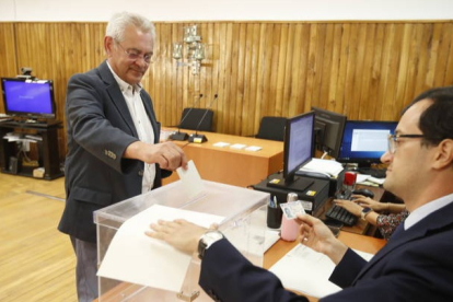 José Miguel Nieto, este miércoles en la votación en la junta electoral de Astorga, dejará de ser diputado provincial. RAMIRO
