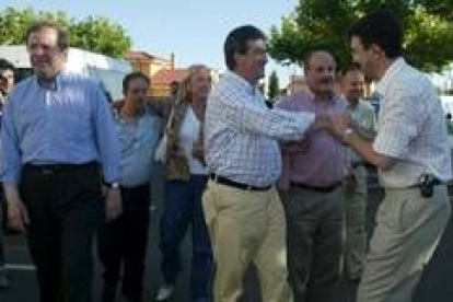 En la foto, el alcalde de Valencia de Don Juan saluda a Álvarez Cascos a su llegada a Coyanza